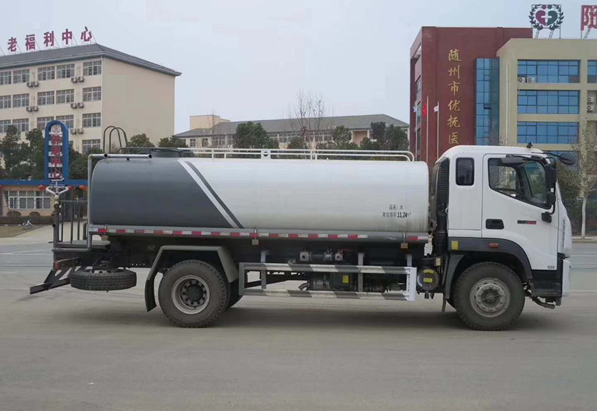福田15噸瑞沃ES5灑水車(chē)后面圖