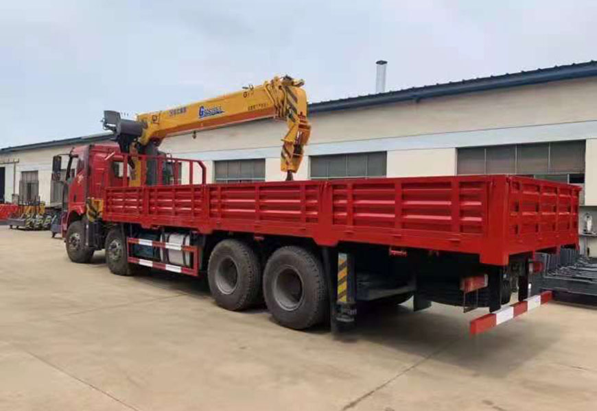 解放J6L前四后八隨車吊