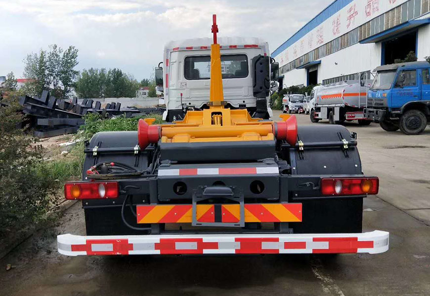 東風(fēng)天錦鉤臂垃圾車(chē)后方位圖