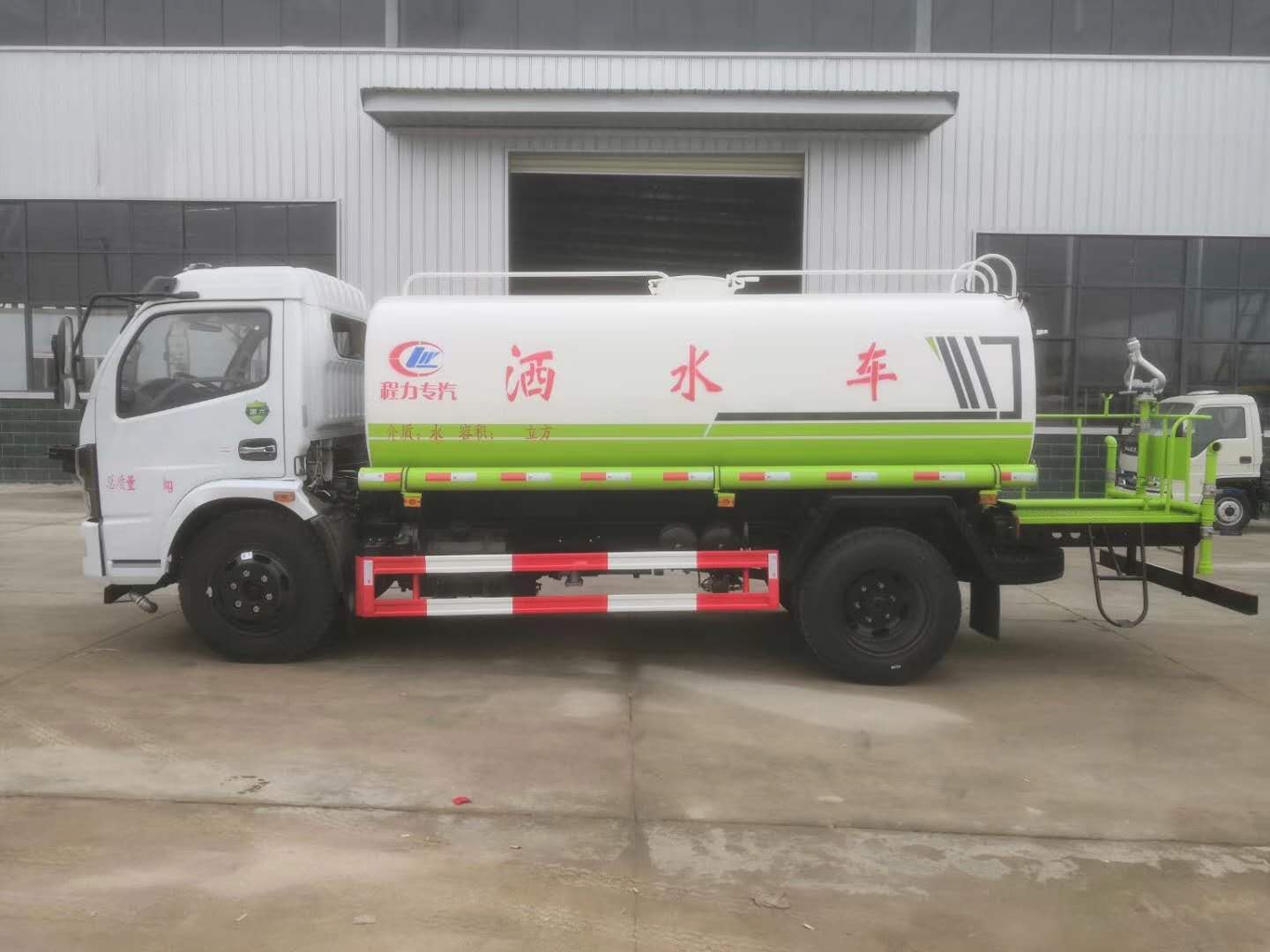 國六大多利卡8噸灑水車整車配置和圖片價格