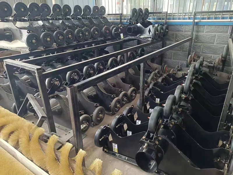 程力集團環(huán)衛(wèi)除雪掃路車車間各原材料零配件備滿倉庫